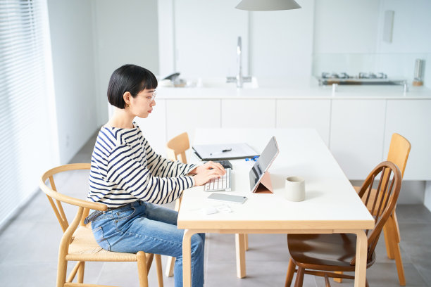 年轻女子在房间的桌子上工作图片下载