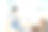 年轻女子在房间的桌子上工作图片下载