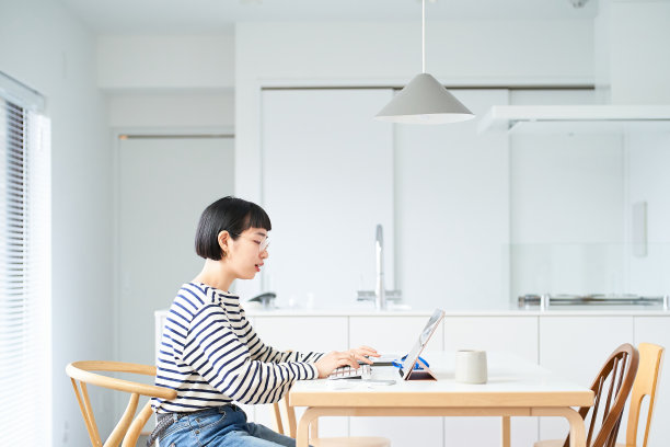 年轻女子在房间的桌子上工作图片下载