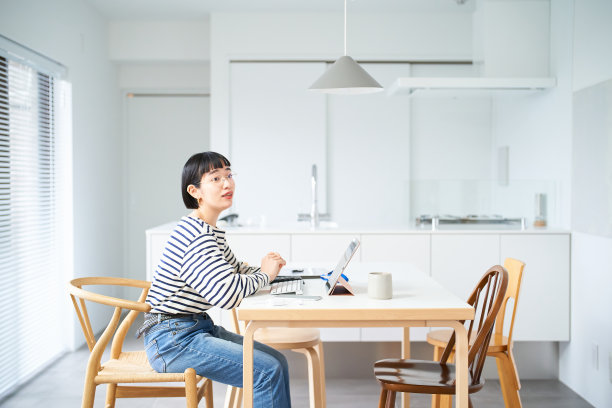 年轻女子在房间的桌子上工作图片下载