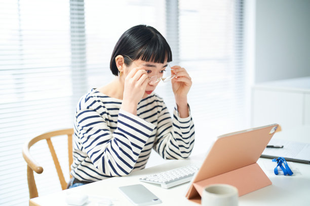 一位戴眼镜的年轻女子图片下载