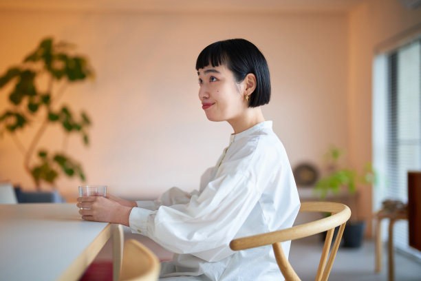 年轻女子在房间里喝水图片下载