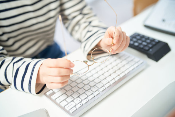 一位戴眼镜的年轻女子图片下载