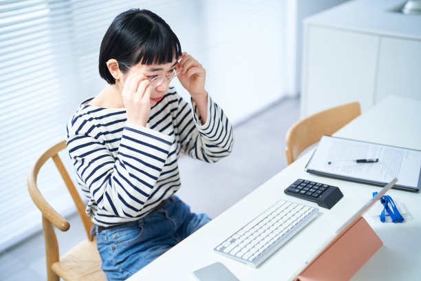 一位戴眼镜的年轻女子图片下载
