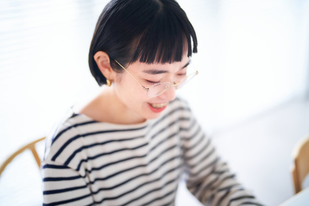 一位戴眼镜的年轻女子图片下载