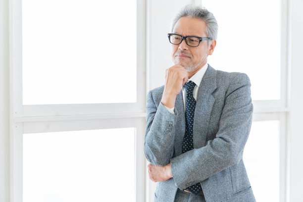 资深亚洲商人想一想图片下载