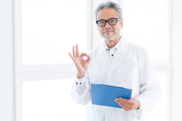 穿白大褂的老年医生，面谈单图片下载