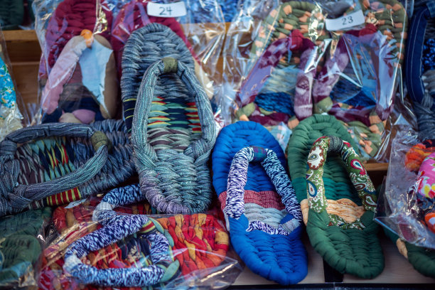 跳蚤市场上展示的物品。图片下载