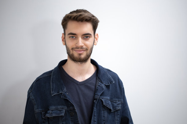 年轻的大学生肖像图片下载