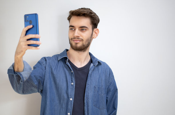 年轻的大学生肖像图片下载