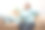 一名老年妇女在家里的沙发上遭受背部疼痛图片下载
