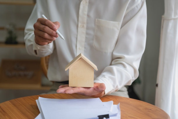 会计、商人、房地产经纪人、商人将样板房连同房屋利息计算文件交给客户签字。图片下载