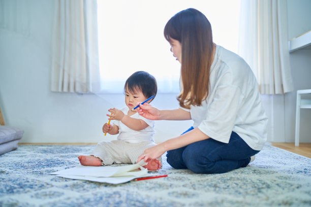 父母和孩子玩画画图片下载