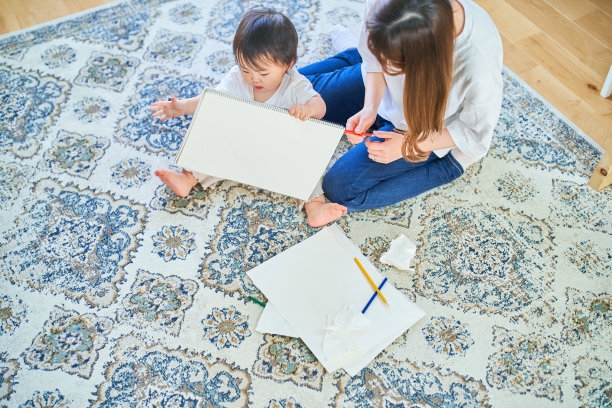 父母和孩子玩画画图片下载