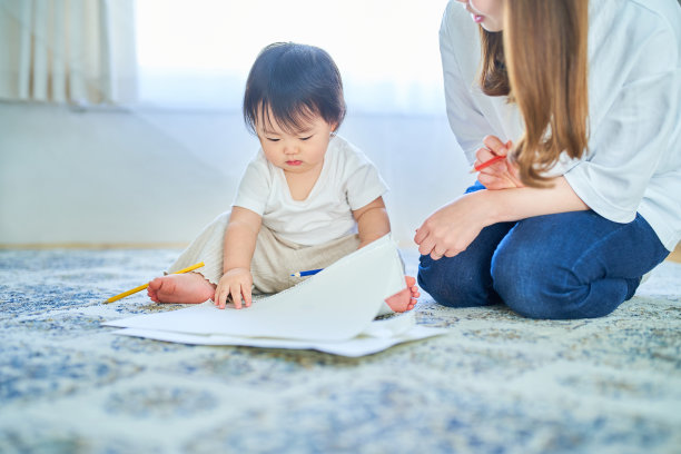 父母和孩子玩画画图片下载