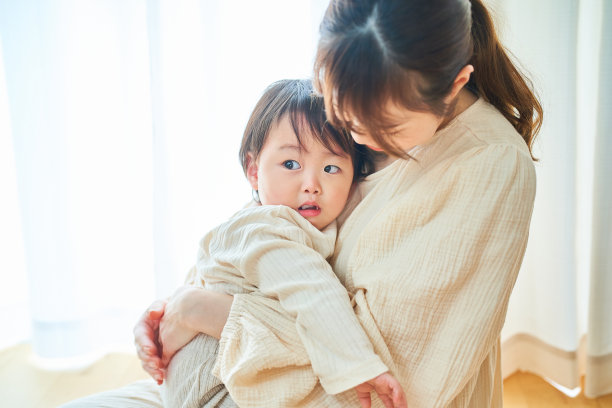 父母和孩子在房间里拥抱图片下载