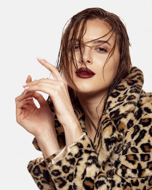 年轻美丽的女孩在造型动物印花外套孤立在白色背景的肖像。湿的发型。美、时尚和美容的概念图片下载