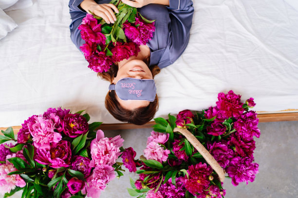 早....一个穿着睡衣，缠着绷带睡在床上的女人，还有一朵牡丹。图片下载