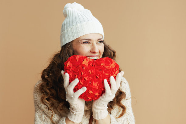 微笑的现代女性孤立在米色的背景图片下载