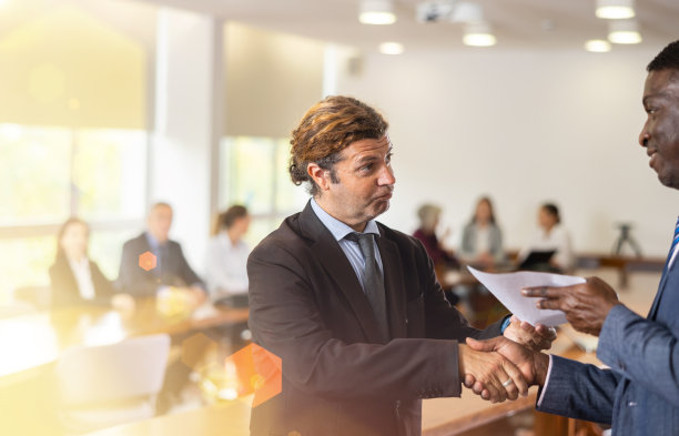 商人与员工握手，祝贺他工作出色图片下载