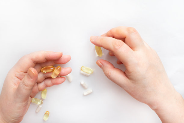 捡掉下的药片。图片下载