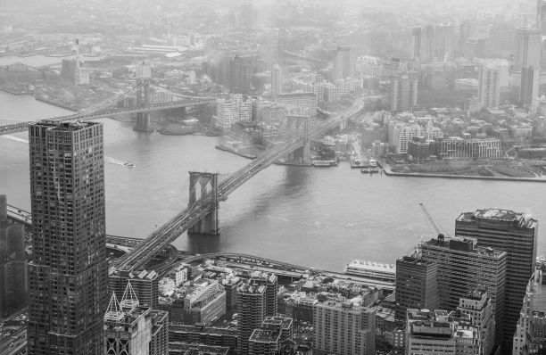 被建筑物环绕的纽约城市景观鸟瞰图片下载