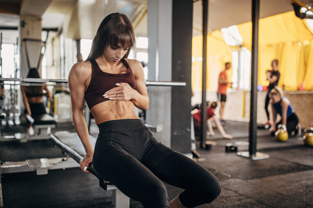 健康的女人坐在健身房图片下载