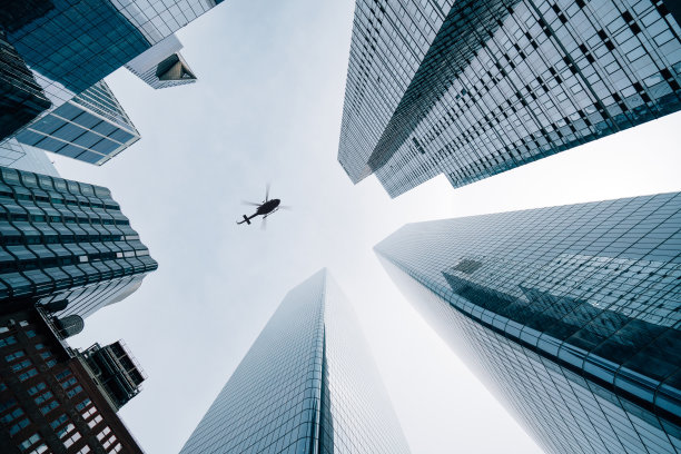 一架直升机正在纽约市的摩天大楼之间飞行图片下载