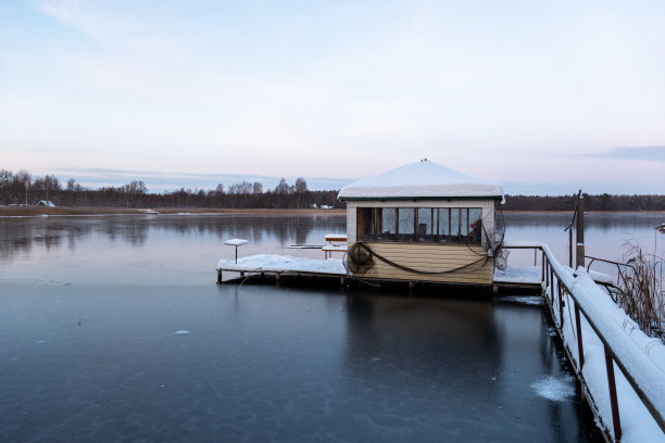 俄罗斯冬季宁静的湖泊图片下载