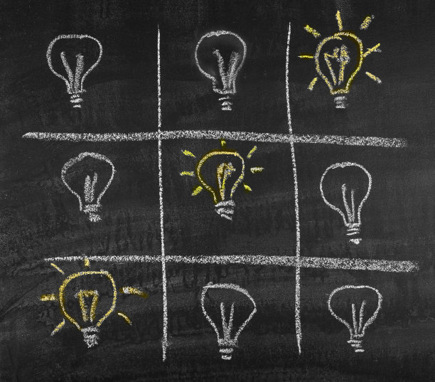 目标概念与手绘灯泡和井字游戏。最好的主意图片下载