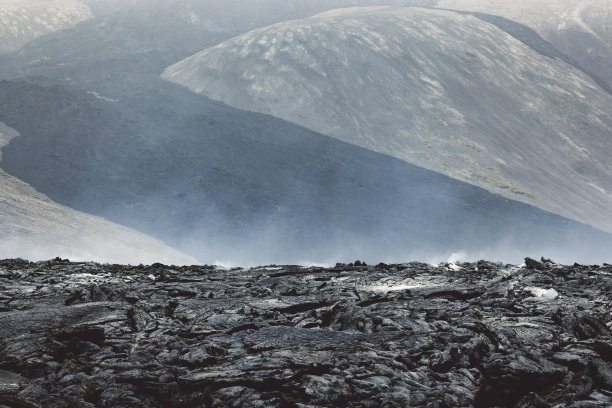 来自2022年Meradalir火山喷发的热熔岩的蒸汽-冰岛图片下载