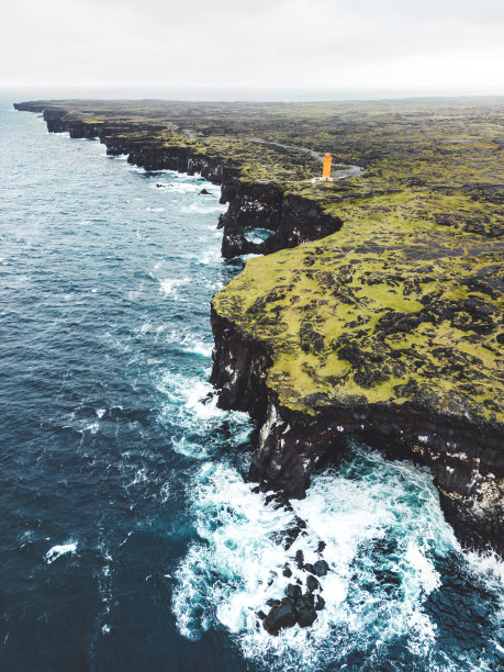 黑色火山岩石海岸和斯沃图洛夫特灯塔的垂直照片图片下载