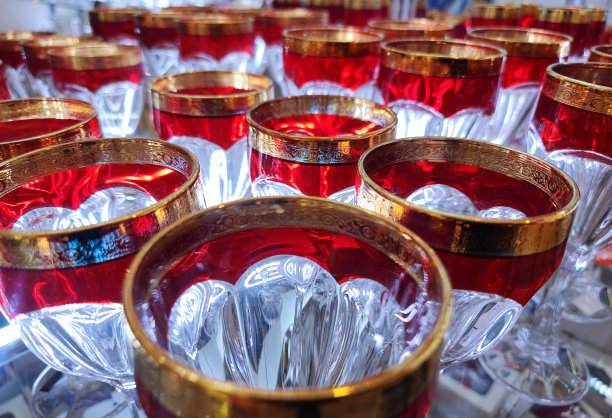 水晶发光的杯子，有红色和金色的边缘图片下载