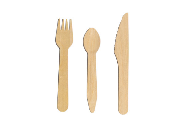 一套环保餐具:白色背景上的木叉、勺子和刀图片下载