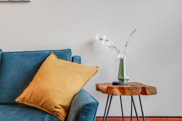 客厅沙发和茶几细节。图片下载