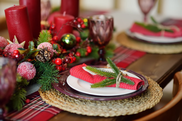 圣诞餐桌上摆放着花环和红烛。圣诞节前夕。图片下载