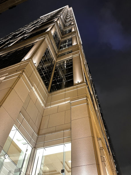 夜间拍摄的高楼图片下载