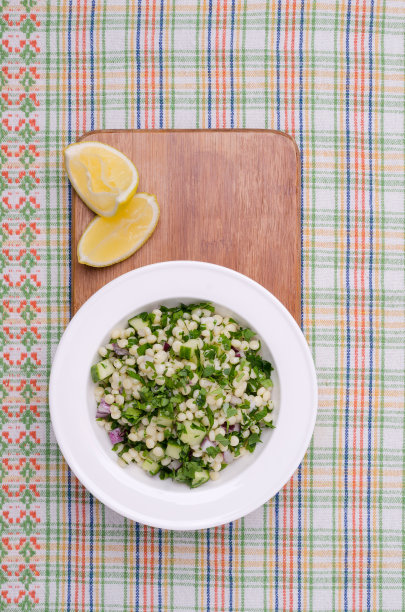 蒸粗麦粉沙拉和蔬菜图片下载