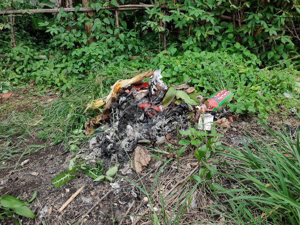 焚烧居民区成堆的塑料垃圾。造成环境和空气污染图片下载