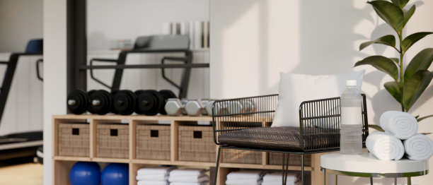 在现代健身中心的休闲区，有时尚的扶手椅，边桌上的毛巾，和装饰。图片下载