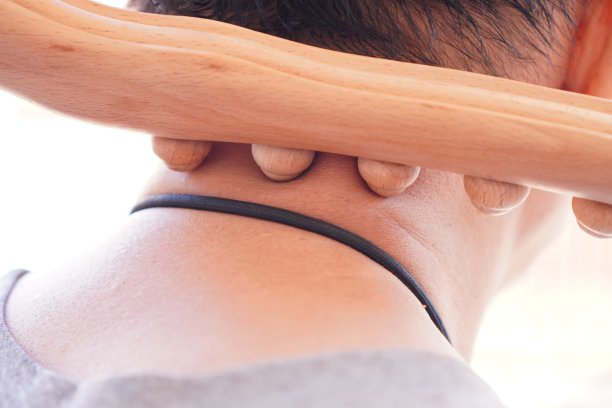 图为用瓜纱棒按摩颈部肌肉，近距离按摩。图片下载