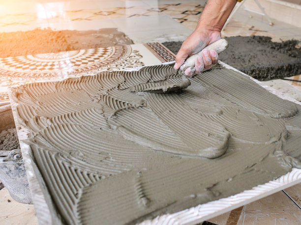 在地砖上涂水泥图片下载