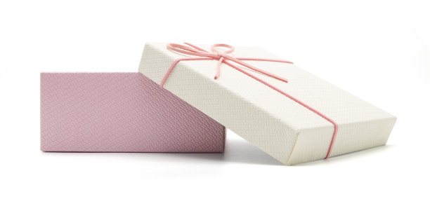 粉色礼品盒和皮革丝带蝴蝶结孤立在白色背景与修剪路径使用情人节，快乐的妇女节，母亲节，生日，婚礼，圣诞节，正面视图照片。图片下载