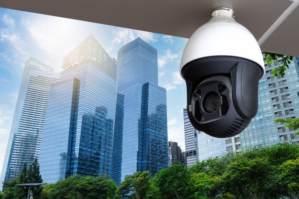 现代公共闭路电视摄像大楼背景。全天监控的录音摄像头。监视概念和带有复制空间的监视。图片下载