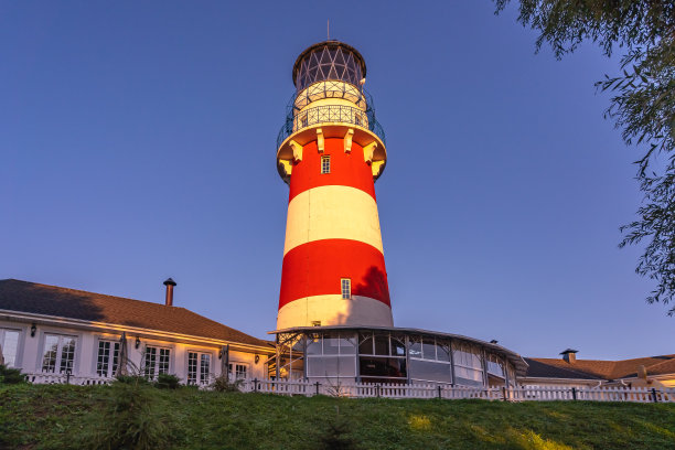 传统上，灯塔在蓝天的映衬下被涂上白色和红色的条纹。图片下载