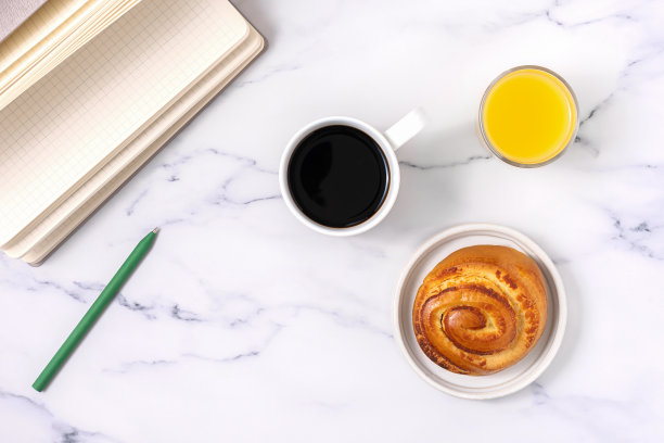 斯堪的纳维亚Lagom风格的概念-刚刚好。极简主义。咖啡馆，有一杯咖啡，面包，一杯橙汁，石头背景上的笔记本。俯视图，平面布局，复制空间。图片下载