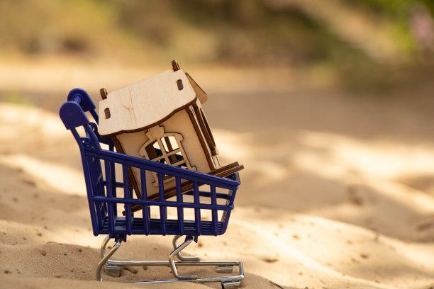 小木屋和蓝色手推车，沙滩上的沙滩上有超市图片下载