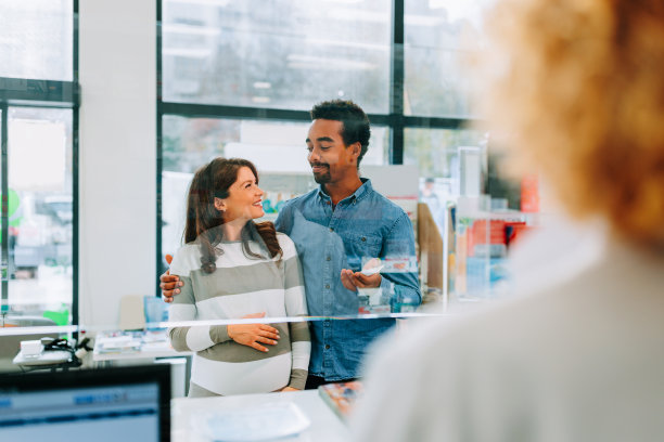 不同的夫妇在药店。图片下载