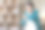 年轻的亚洲女人在家里客厅的沙发上听音乐。快乐的女人在度假时使用智能手机图片下载