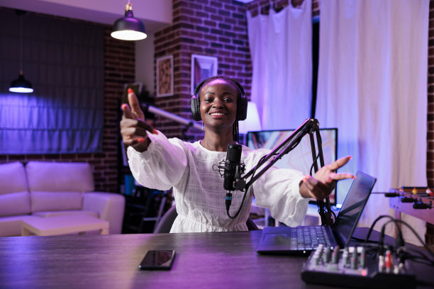 女性网红在频道播客上问候观众的POV图片下载